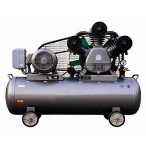Compresor de aire conectado a la máquina de moldeo por inyección para el suministro de aire;